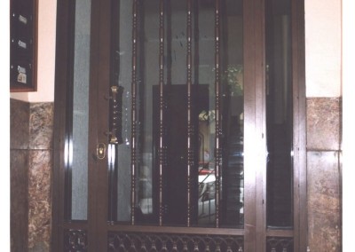 Varias puertas balaustre 